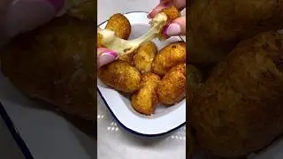 Mozzarella-stuffed Tater Tots #tatertots #cheesepull
