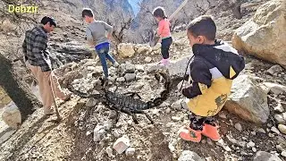 Family cooperation to build a road for Hussein's journey to school and to build a big bonfire