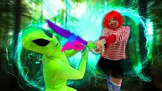 LA HERMANA DEL PAYASO ASESINO DE MC DONALDS SE ENFRENTA A LA NUEVA ALIEN