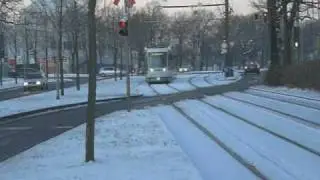 Straßenbahn an der B1 in Magdeburg