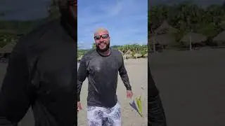 dos calvos poni&eacute;ndose pelo y rubio #playa #calvos #viajes #vacaciones #travel