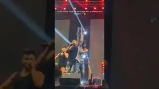 Yo Yo Honey Singh on stage with a Sweeper Boy #yoyohoneysingh #live #love #sweeper