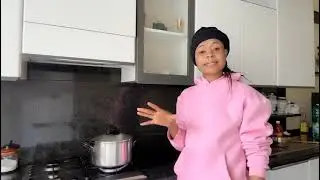 See me in the kitchen cooking black and white beans with palm oil 
