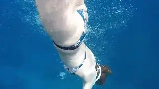 Underwater woman freediving no fins M003