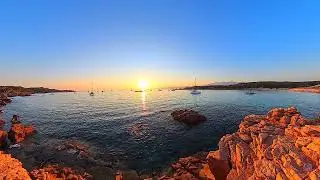 Coucher de Soleil panoramique sur la plage sauvage de stagnolu &agrave; Bonifacio en Corse du Sud