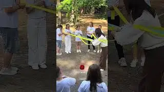 A professora cortou a fita… e todos começaram a chorar 😭