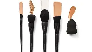 Mary Kay&reg; Liquid Foundation Brush und Mary Kay&reg; Blending Sponge im Einsatz 