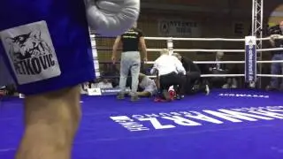 K.O. im Boxkampf: Michel Serge schl&auml;gt Viktor Kessler in Traunreut