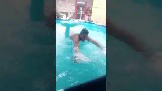 El pez bajo del agua ( perrita bajo el agua)