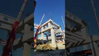 Montaje de ballenas en puente linea  de Monterrey 