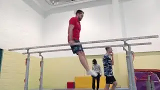 Gymnastics training : basics on parallel bars