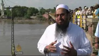 'Fugitive' Pakistani leads flood relief
