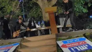 רע מוכיח ואורי פרוסט מנגנים נויז בכיכר הבימה בהפגנת מחאה נגד השחיתות. 31.3.18 שבוע 71.