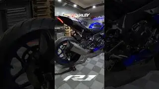 Yamaha R1 con escape de acero inoxidable y punta carbono 61 mm EX133 #R1 #yamahar1 #exhaust