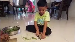 Helping Mom cutting beans🤩
