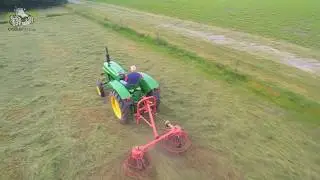 Old school gras schudden met John Deere 510 en Vicon Strela Trekkerweb