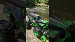 Играю с моим новым радиоуправляемым грузовиком Monster Jam Grave Digger в масштабе 1:10 в ручье!!...