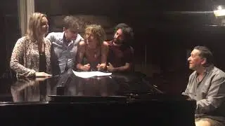 Idea y Mario en Sala Verdi. Elenco canta unplugged.