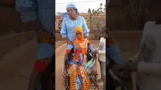 🚨mariama toure une femme infirme accompagnée d'une petite fille A l 'en croire elle vient de Labé🇬🇳