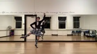 Cameron Walker tanzt den &bdquo;Highland Dance&ldquo; im Tanzstudio w&auml;hrend des Lockdown