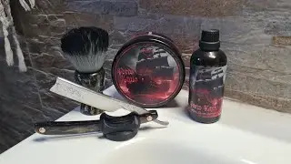Sheffield razor with custom scales 