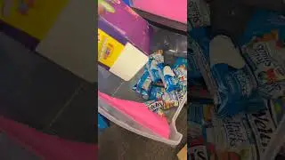 Пополнение запасов в ящике для перекусов для учащихся в классе.