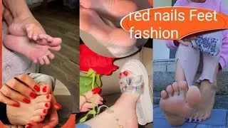 Красивые подошвы женских ног, демонстрация красного лака для ногтей и модные носки.