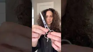 Как я подстригла свои вьющиеся волосы дома 💇&zwj;♀️✨ Стрижка вьющихся волос своими руками #шорты #рут...