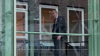 Plv secretaris-generaal Van Poelgeest (topambtenaar v Jetten) nieuwsgierig naar tekstbord Huig Plug