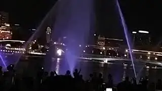 Шоу фонтанов на набережной Event Plaza залива Marina Bay в Сингапуре