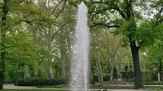 BERLIN; Treptow Parkanlage, erfrischende Wasserfont&auml;ne, &uuml;berall saftiges Gr&uuml;n,alte B&auml;um... 3o.4.2o19