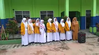 Menyanyikan Lagu Hari Baru