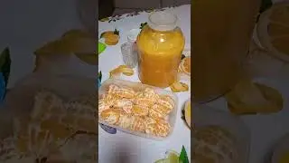 Егор приготавливает fermentum с апельсинов.