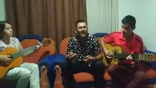 Besos por Costumbre, ensayo
