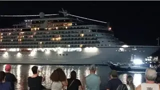 Oceania Marina deixando o porto de Santos com destino a Santa Catarina 
