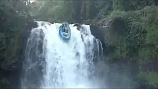 Whitewater Rafting off a Big Waterfall in Costa Rica : First raft descent  R1 Pozo Azul AIRE carnage