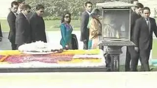 Maldivian President Yameen Abdul Gayoom pays floral tributes at Rajghat, New Delhi