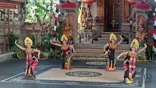 Menyaksikan Tari Bali