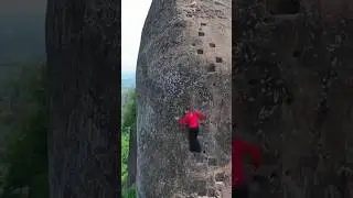 Climbing a Steep Cliff Without Safety Gear? This Is Dangerous But Amazing!