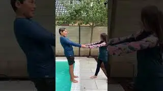 Pool Challenge 😁 Falsche Antwort landet im Wasser #shorts Clarielle