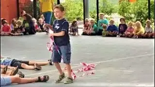 Valentino tijdens toon moment van zijn kamp