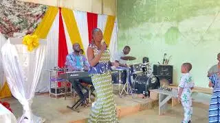 Chant d'ensemble de louange en fran&ccedil;ais lors du culte Temple Shalom EEI-Colsama &agrave; Bobo le1er-02-2026