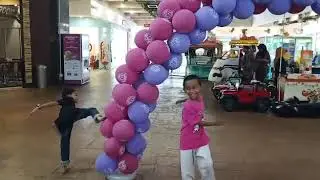 Anas n qawiem kick the balloons
