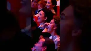 İ&ccedil;erde Mert k&ouml;peklerden korktuğu anı izliyor #i&ccedil;erdegala
