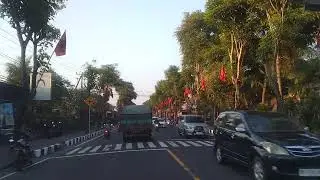 SUASANA JALAN RAYA SEMPIDI MENUJU PUSPEM BADUNG BALI ADA BABI GULING GANEST