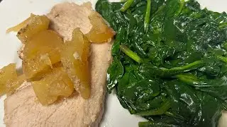 Свиная отбивная с яблоком, корицей и свежим шпинатом @meikosadventures