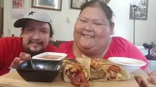 Hablando espeñol/comiendo 3 differentes breakfast burritos/dando saludos