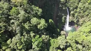 Catarata La Fortuna en Costa Rica. Vista desde arriba. Canopy tour. Коста-Рика. Водопад Ла Фортуна.