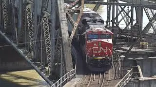 CN crossing Fraser river & Pattullo bridge