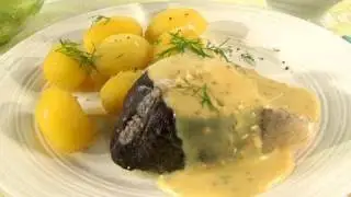 Rezept: Pochierter Fisch -- Lachs oder zarter Dorsch mit Senfso&szlig;e empfohlen!
